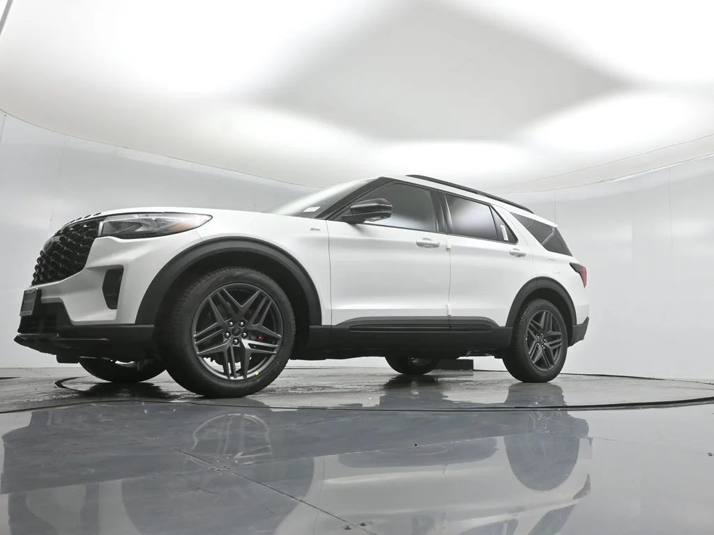 New 2026 Star White Metallic Tri-Coat Ford ST-Line image 45
