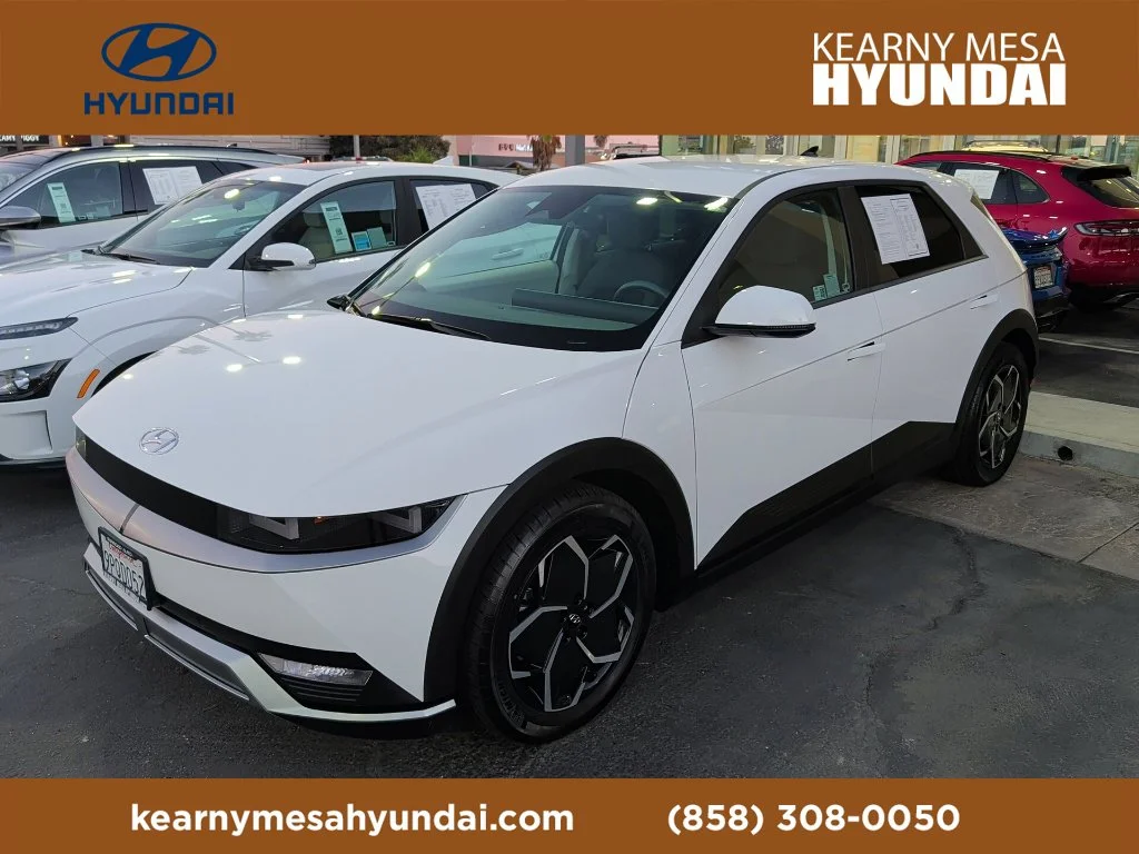 Used 2024 White Hyundai SEL image 1