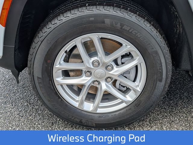 New 2026 Bright White Clear-Coat Exterior Paint Jeep Laredo X image 12