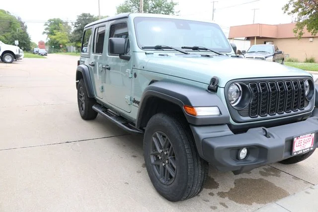 Used 2024 Earl Clearcoat Jeep Sport S image 46