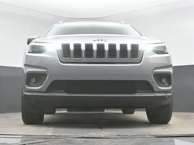 Used 2019 Billet Silver Metallic Clearcoat Jeep Latitude image 40