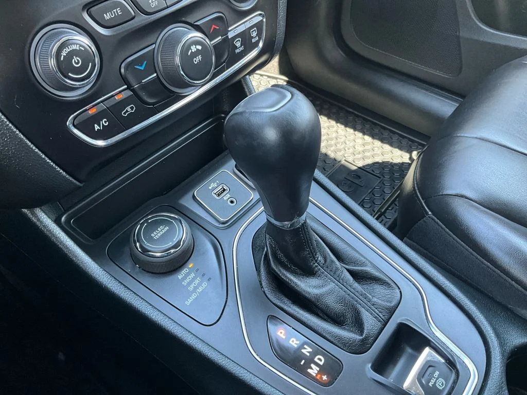 Used 2022 Hydro Blue Pearlcoat Jeep X image 21