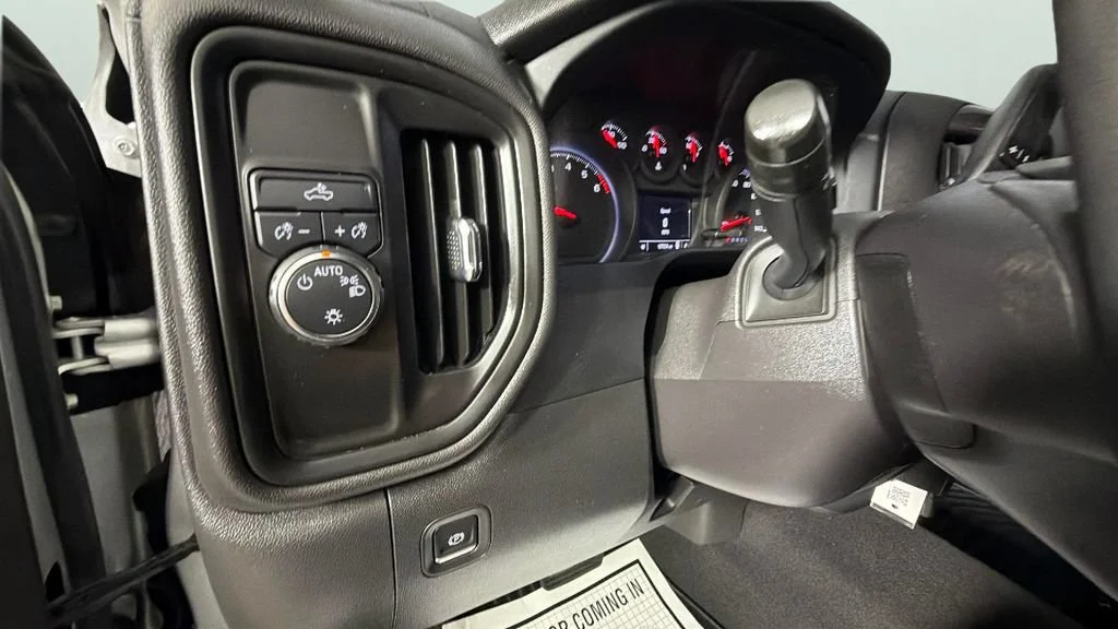 Used 2022 Silver Ice Metallic Chevrolet Custom image 20