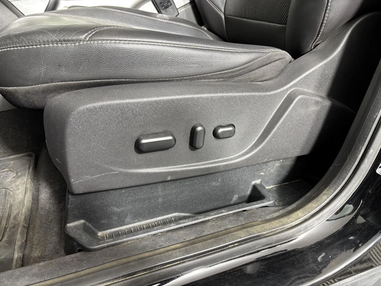 Used 2016 Shadow Black Ford SE image 13