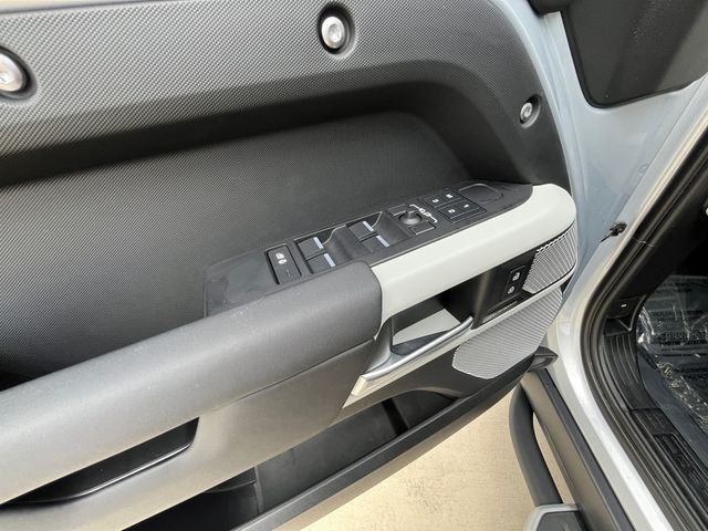 Used 2024  Land Rover S image 11