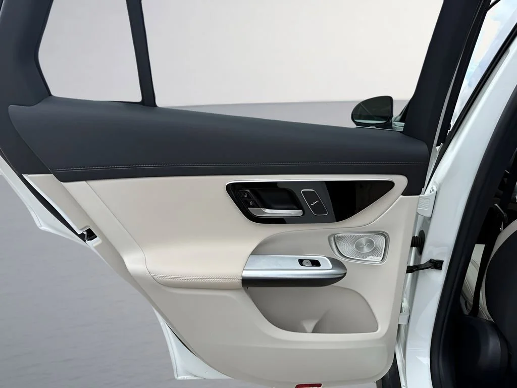 Used 2023 White Mercedes-Benz GLC 300 image 31