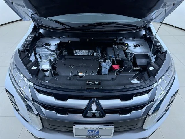 Used 2023 White Mitsubishi SE image 12