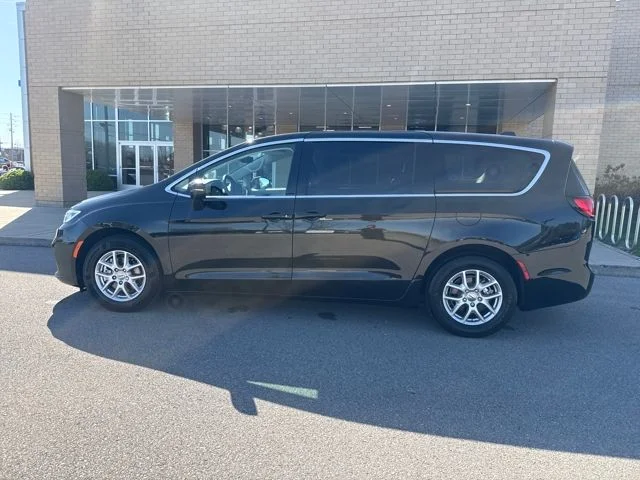 2023 Chrysler Pacifica Touring L's photo