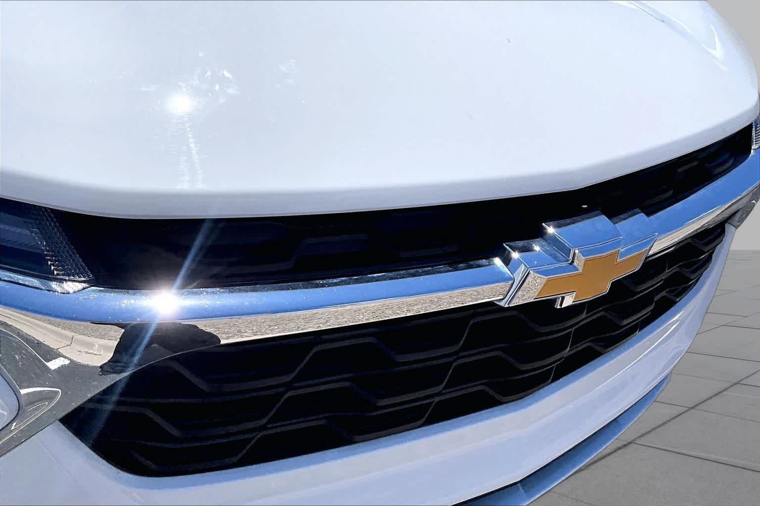Used 2025 Summit White Chevrolet LT image 27