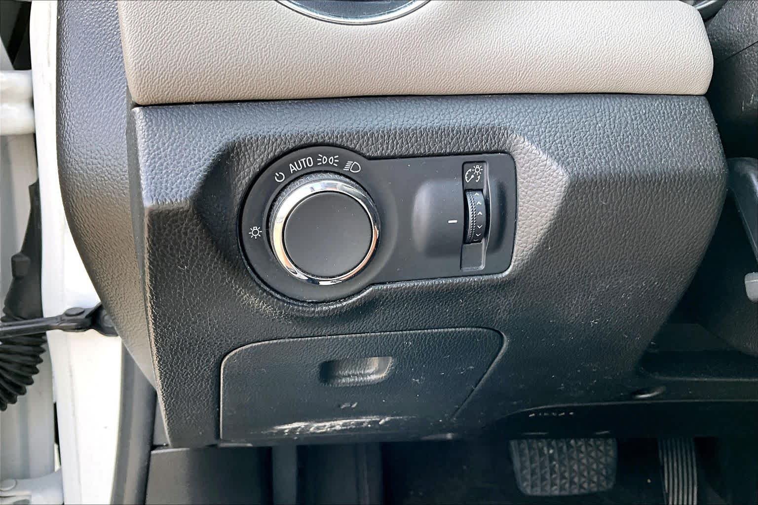 Used 2014 Summit White Chevrolet LS image 32