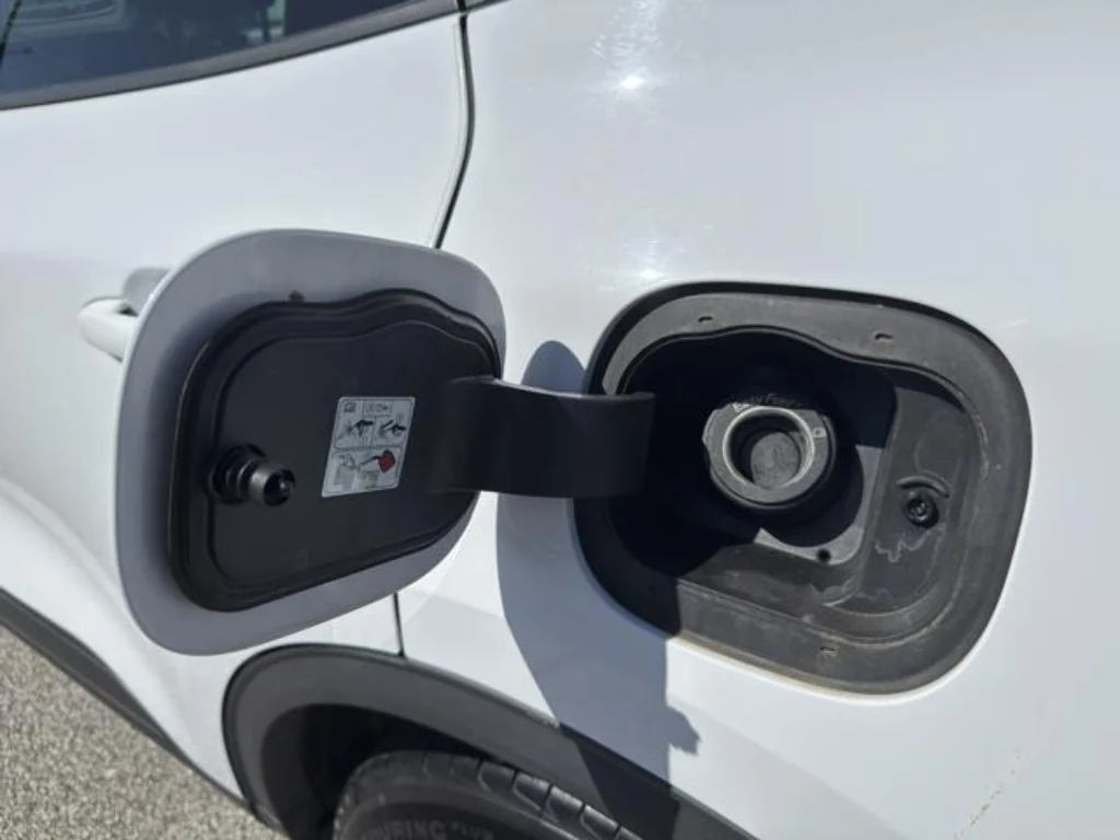 Certified Used 2020 Oxford White Ford SE image 30