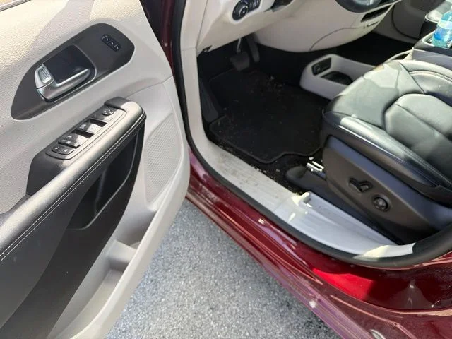 Used 2023 Velvet Red Pearlcoat Chrysler Touring L image 11