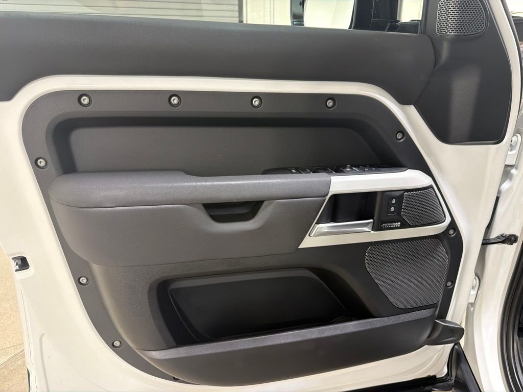 Used 2023 Fuji White Land Rover SE image 9