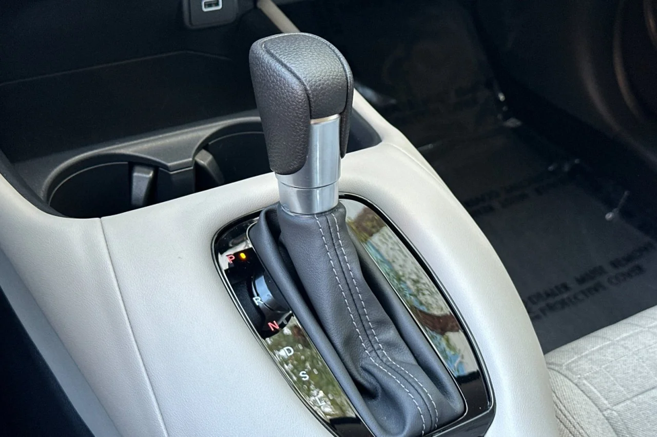 Used 2025 Platinum White Pearl Honda LX image 20