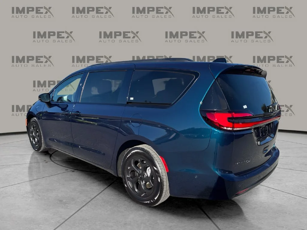 Used 2025 Blue Chrysler Select Premium S Appearance image 3