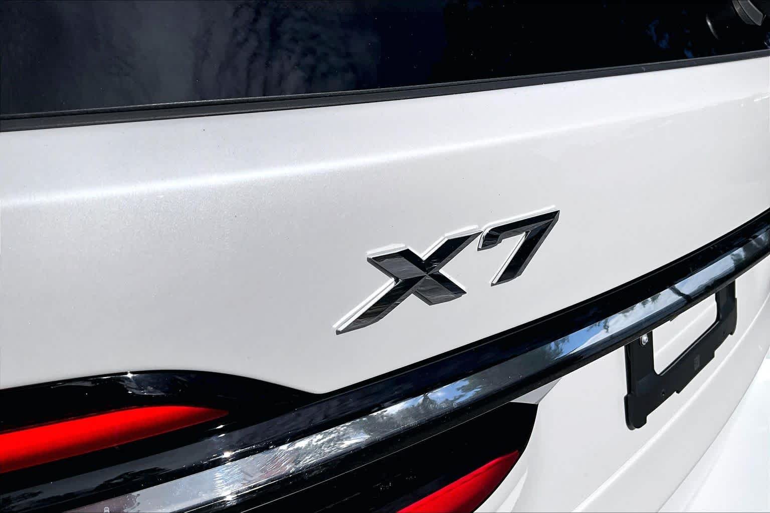 Used 2026 Mineral White Metallic BMW xDrive40i image 31