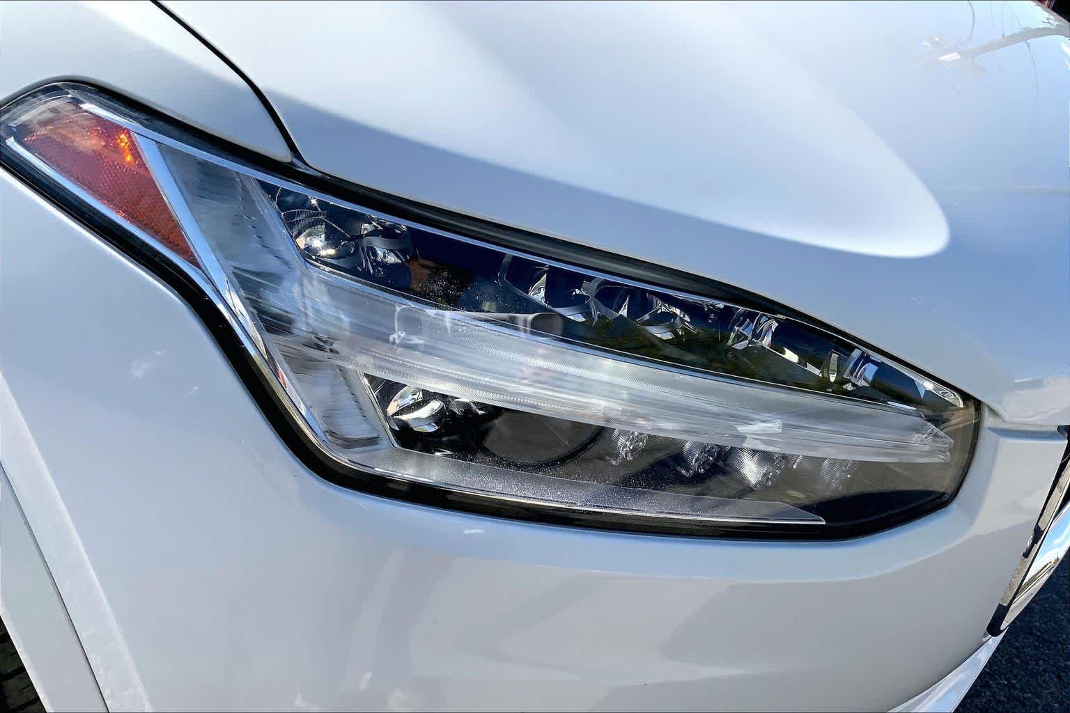 Used 2022 Crystal White Metallic Volvo Momentum image 25