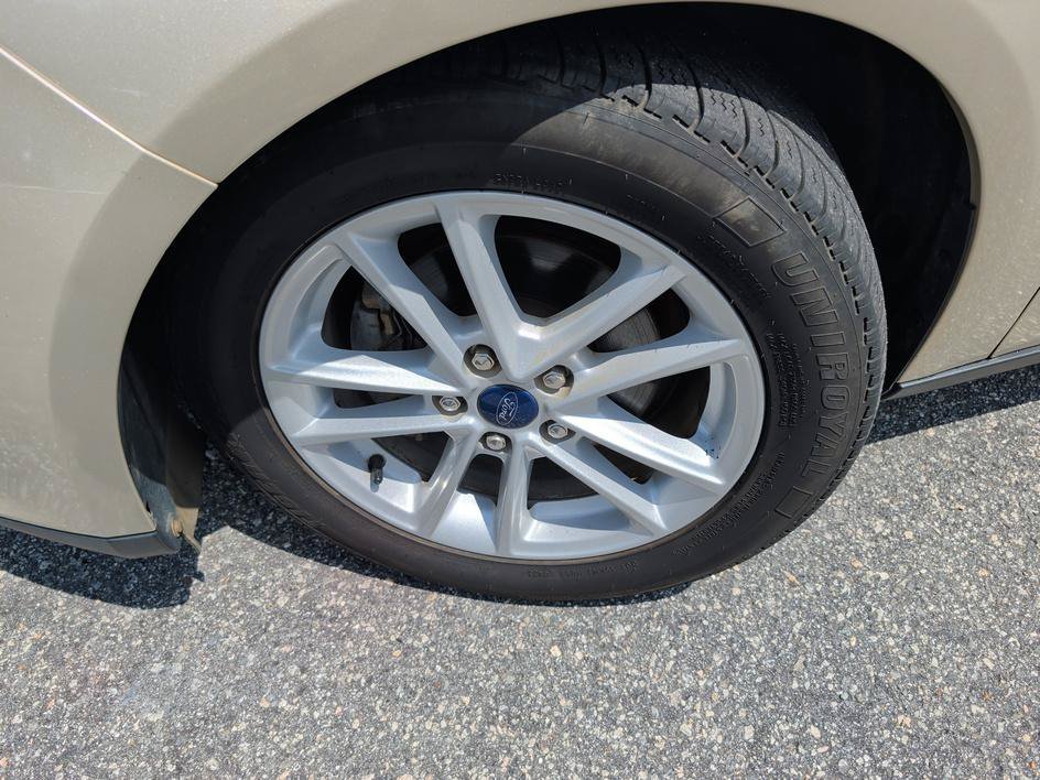 Used 2018 White Gold Metallic Ford SE image 7