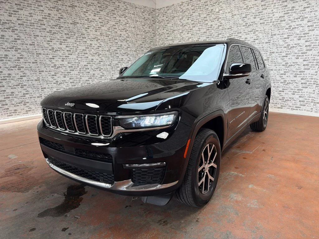 Used 2023 Diamond Black Crystal Pearlcoat Jeep Limited image 3