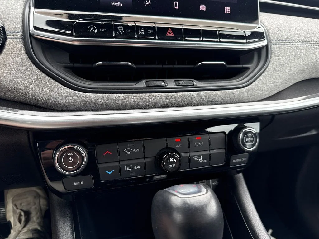 Used 2024 White/off-white Jeep Latitude image 19
