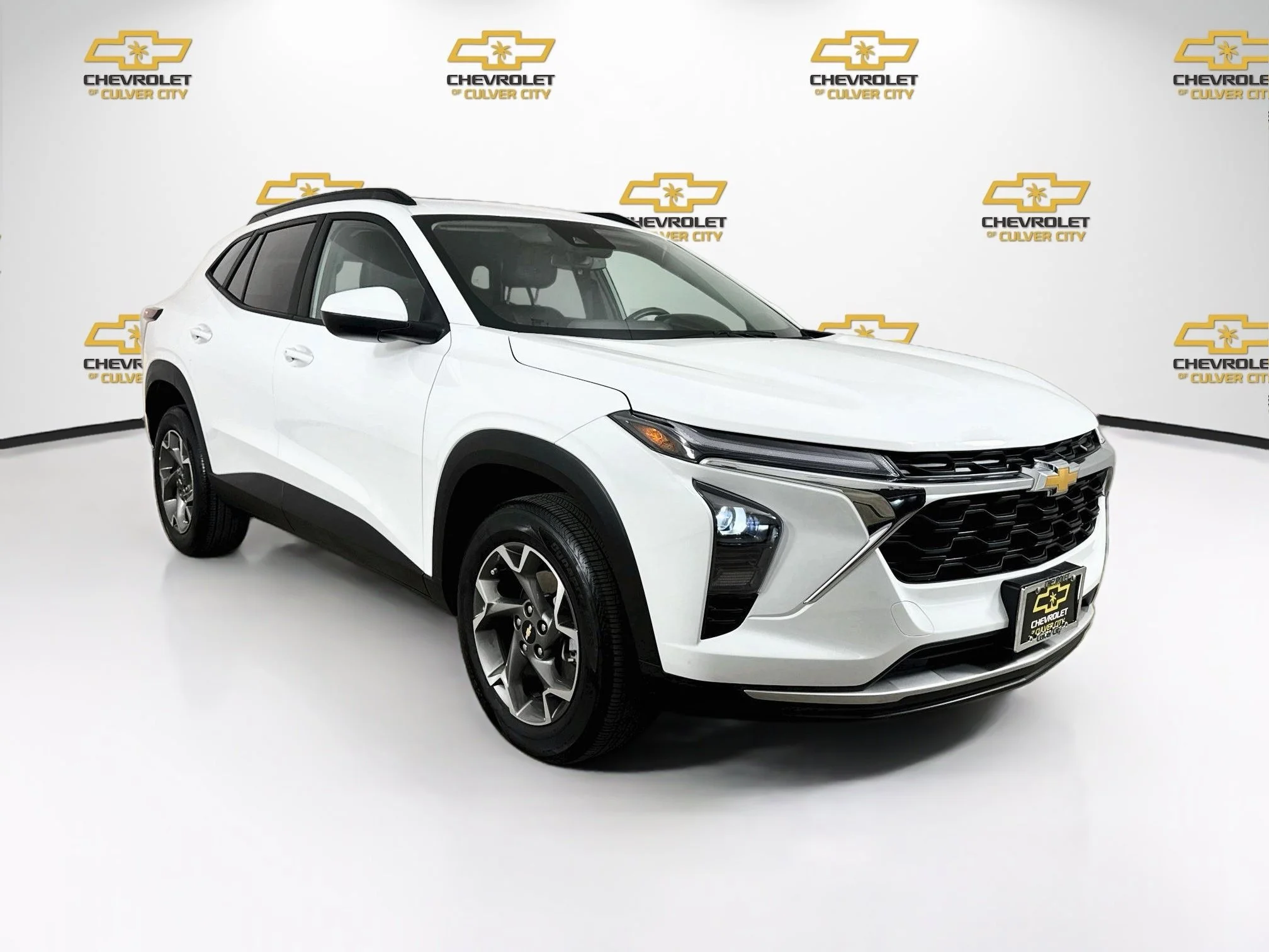 Used 2025 Summit White Chevrolet LT image 1