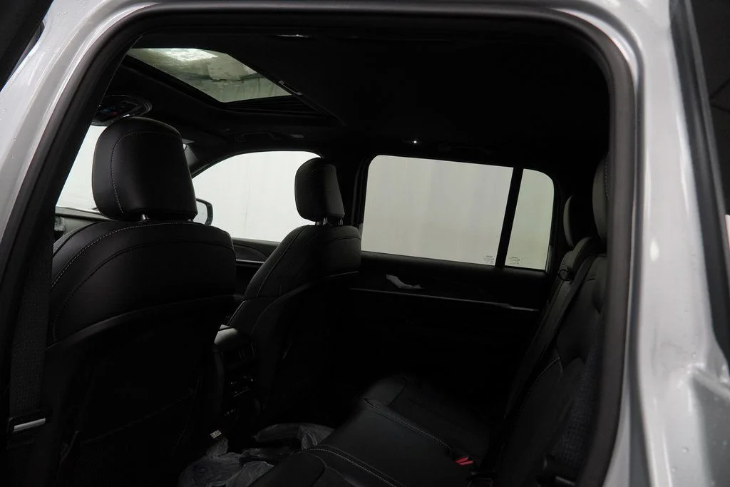 New 2026 Silver Zynith Exterior Paint Jeep Altitude image 18