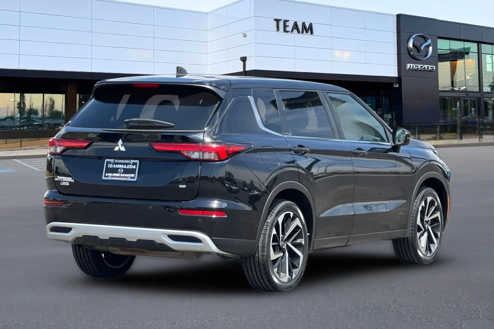 Used 2022 Black Mitsubishi SE Launch Edition image 4