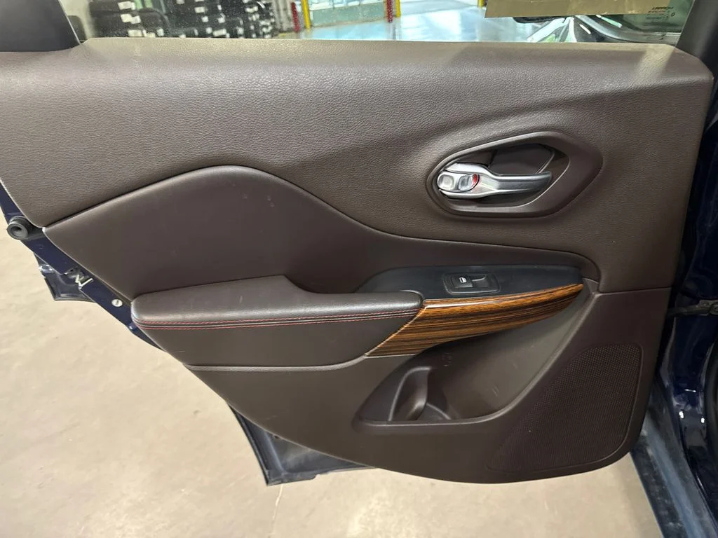 Used 2015 Blue Jeep Trailhawk image 10