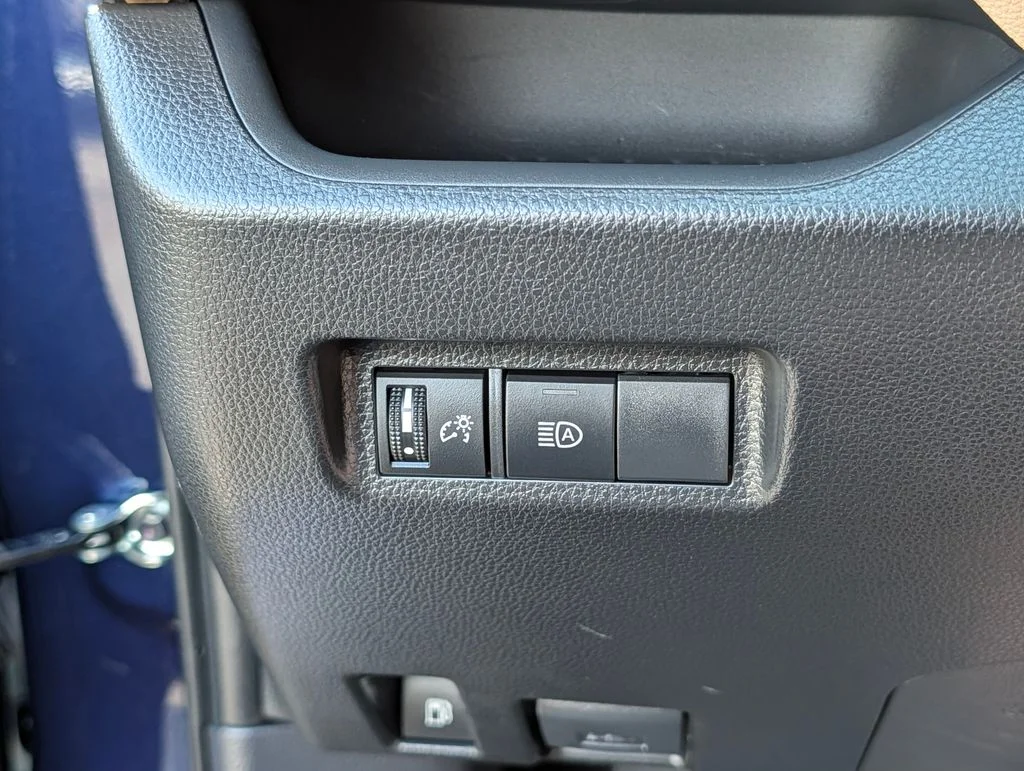 2025 Toyota RAV4 XLE - Photo 32