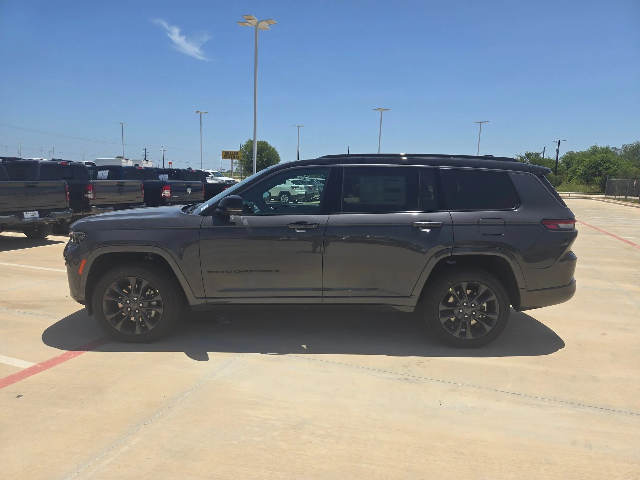 New 2026 Baltic Gray Metallic Clear-Coat Exterior Paint Jeep Limited Reserve image 6