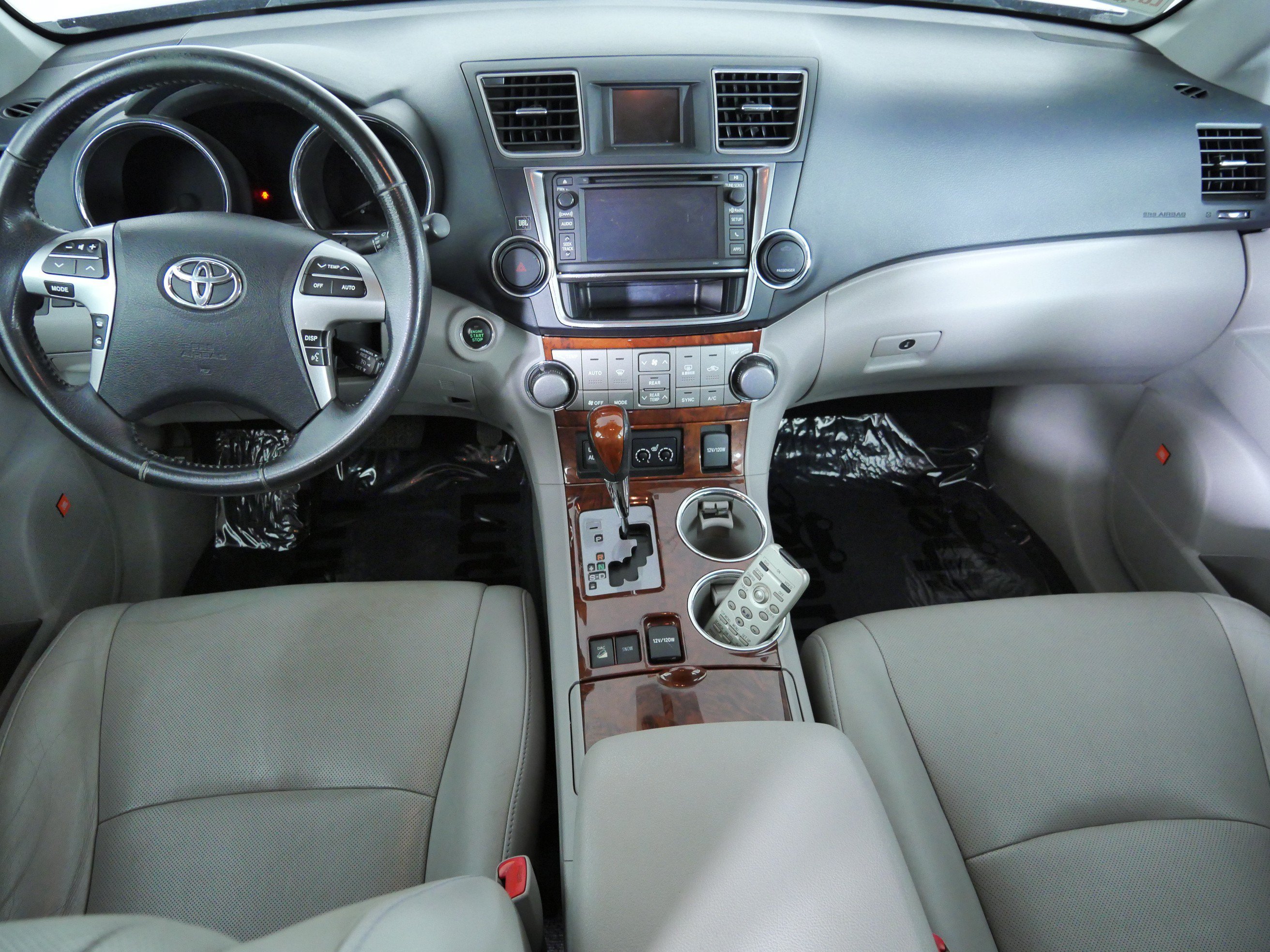 Used 2013 Black Toyota Limited image 10