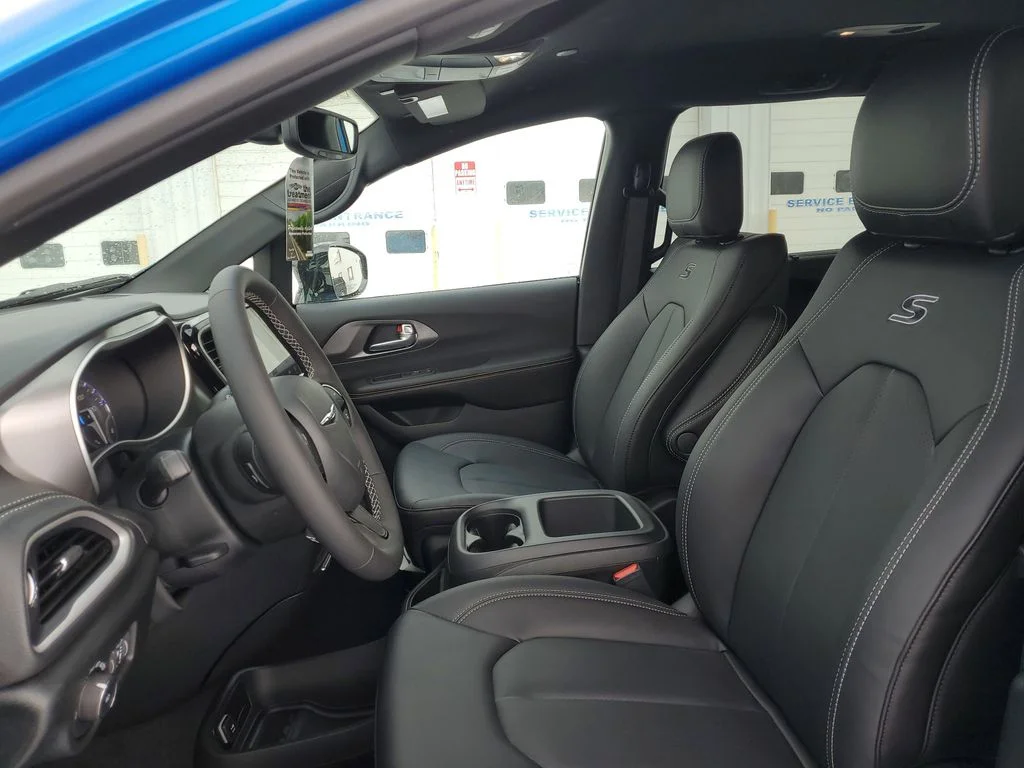 New 2026 Hydro Blue Pearl-Coat Exterior Paint Chrysler Select image 9