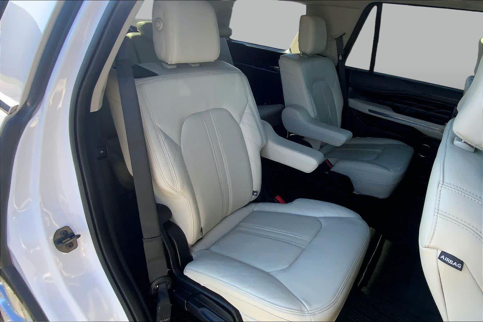 Used 2018 White Platinum Metallic Tri-Coat Ford Platinum image 17