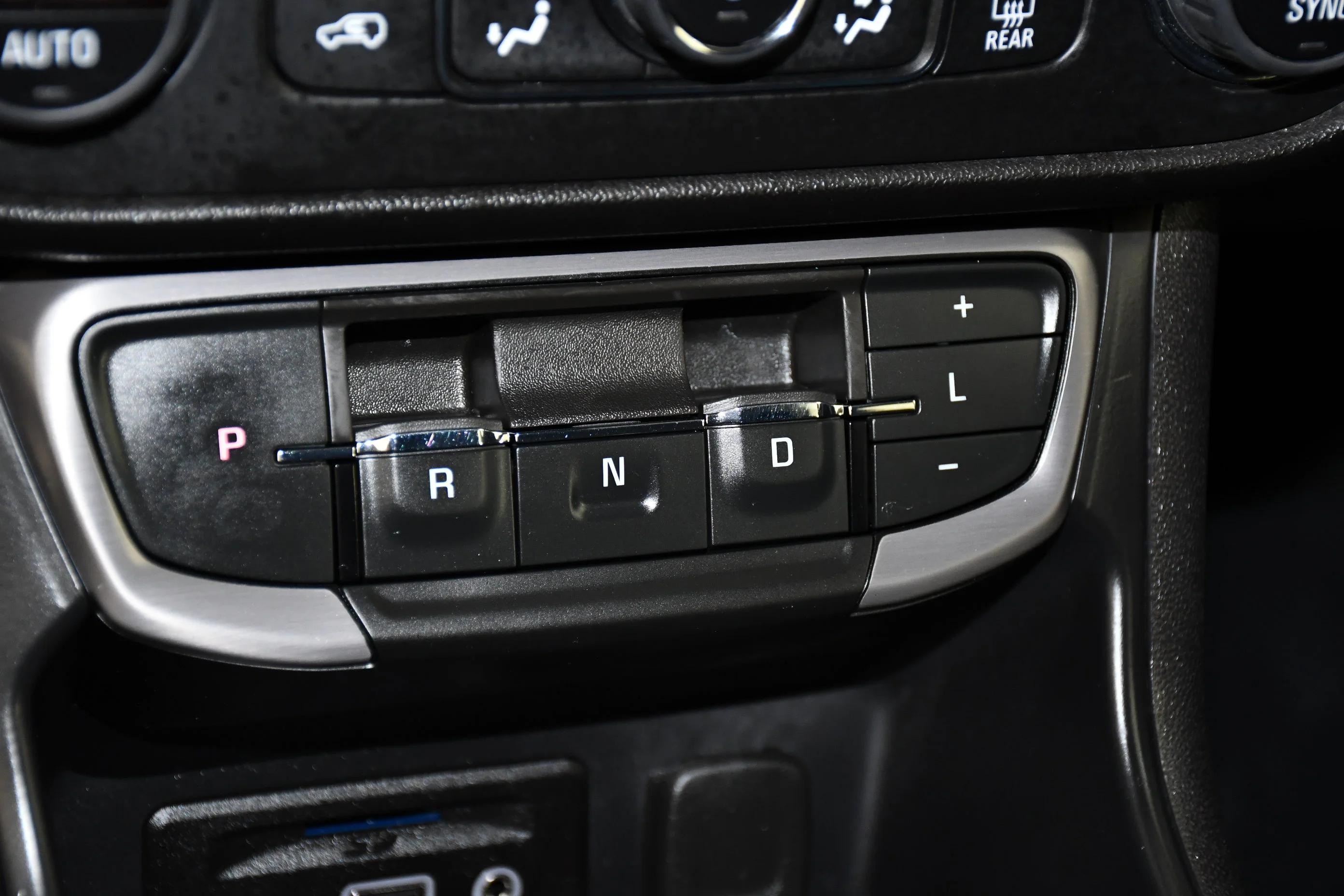 Used 2024 Summit White GMC AT4 image 31