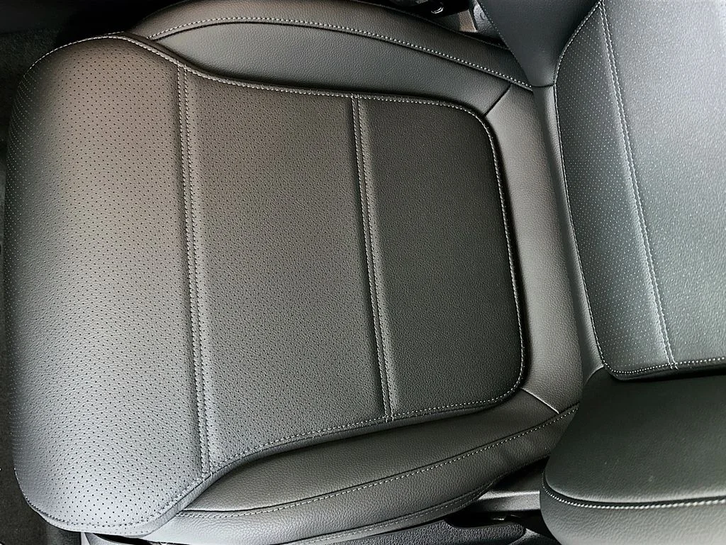 Used 2026 Gray Mercedes-Benz GLC 300 image 19