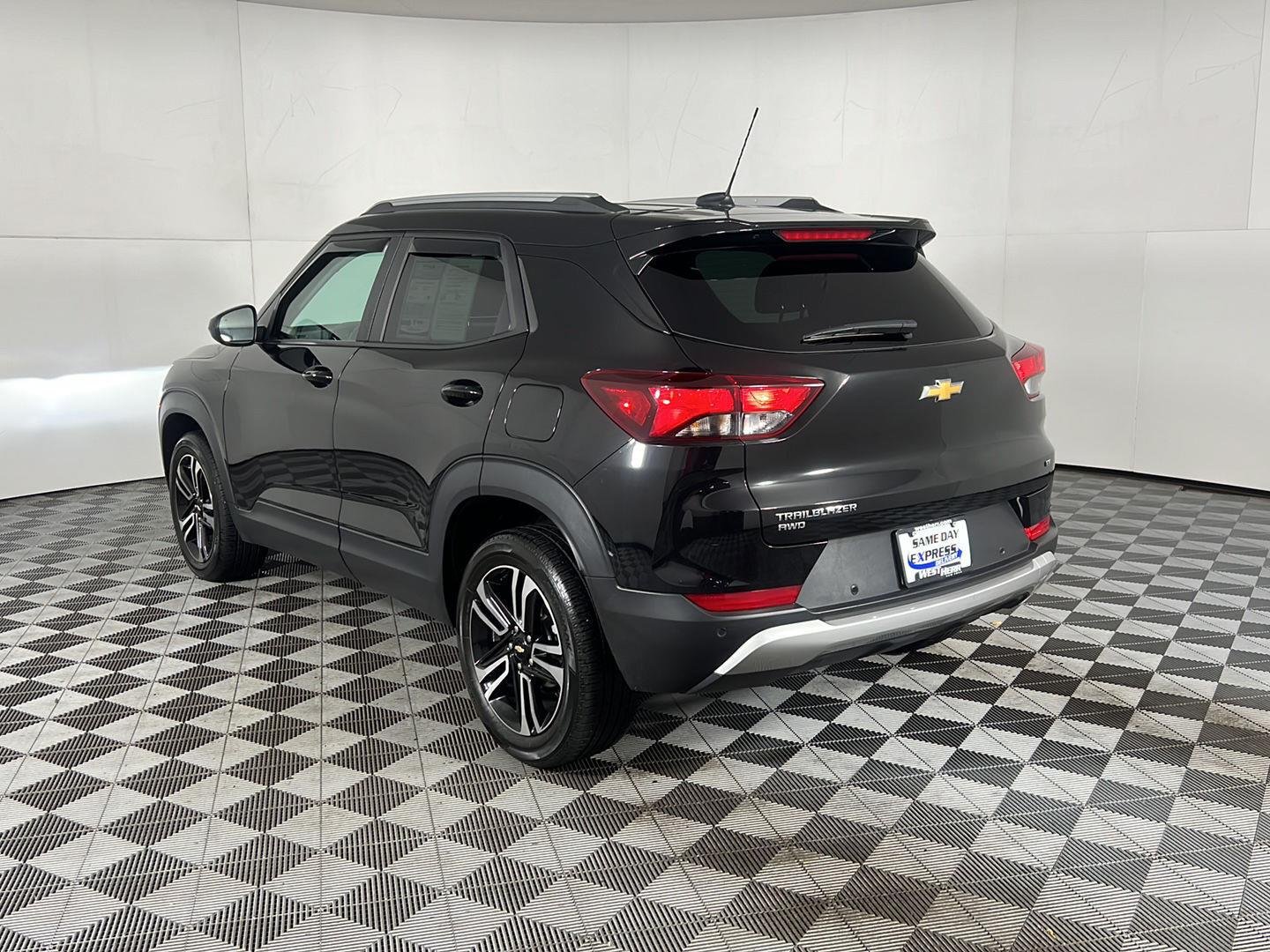 Used 2025 Mosaic Black Metallic Chevrolet LT image 7