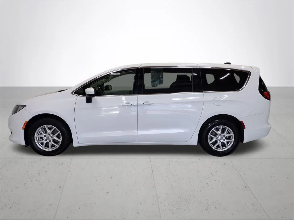 Used 2023 White Chrysler LX image 10