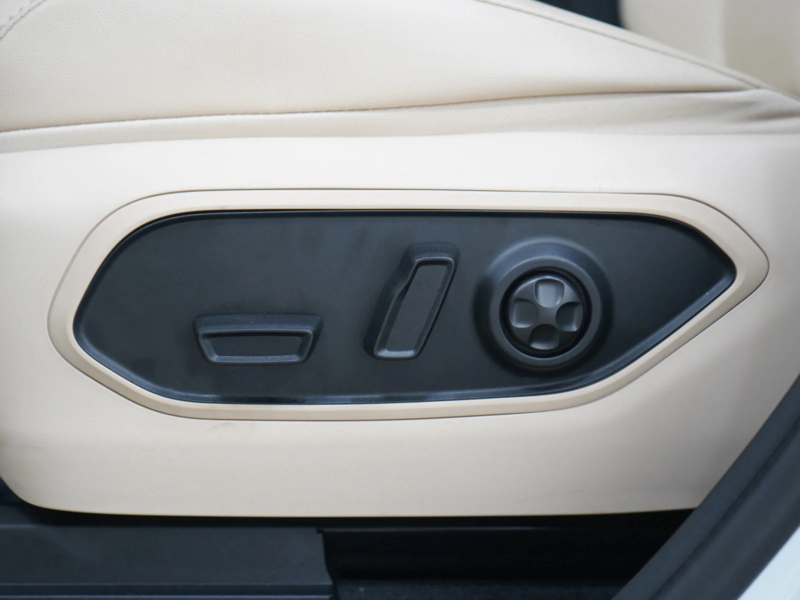 Used 2024 Bright White Clearcoat Jeep Limited image 29