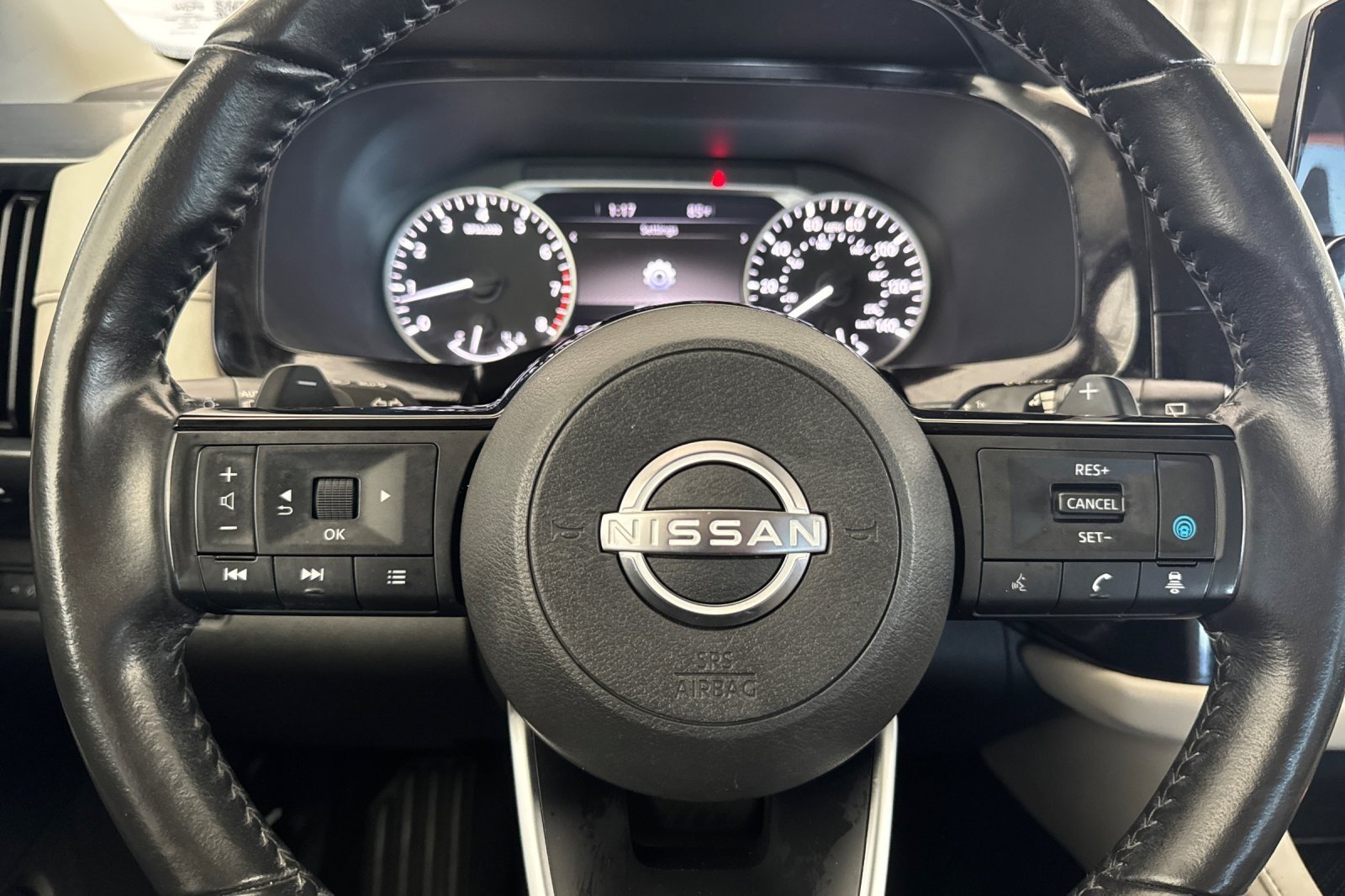 Used 2022 WHITE Nissan SL image 24