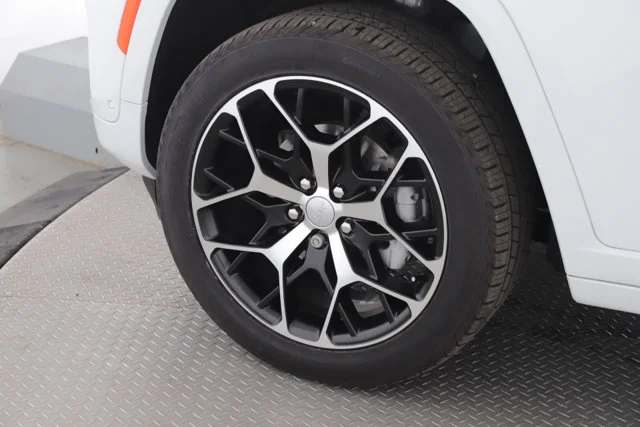 Used 2025 White/off-white Jeep Summit Reserve image 13