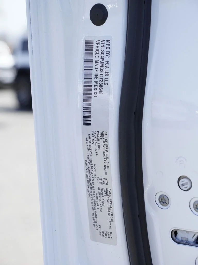 New 2026 Bright White Clear-Coat Exterior Paint Jeep Limited image 30