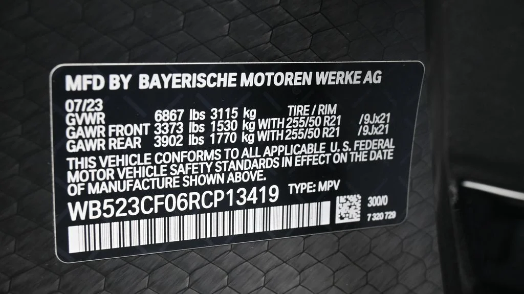 Used 2024 White BMW xDrive50 image 26