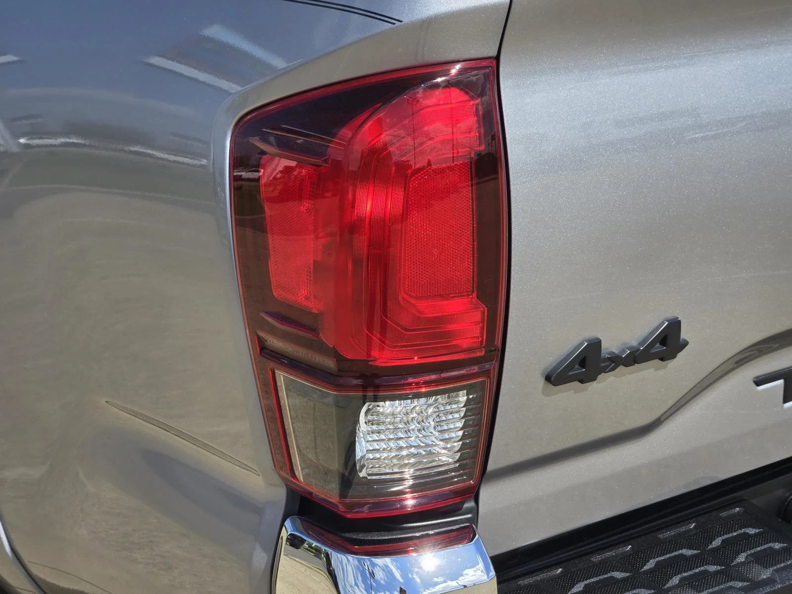 Used 2019 Magnetic Gray Metallic Toyota SR5 image 9