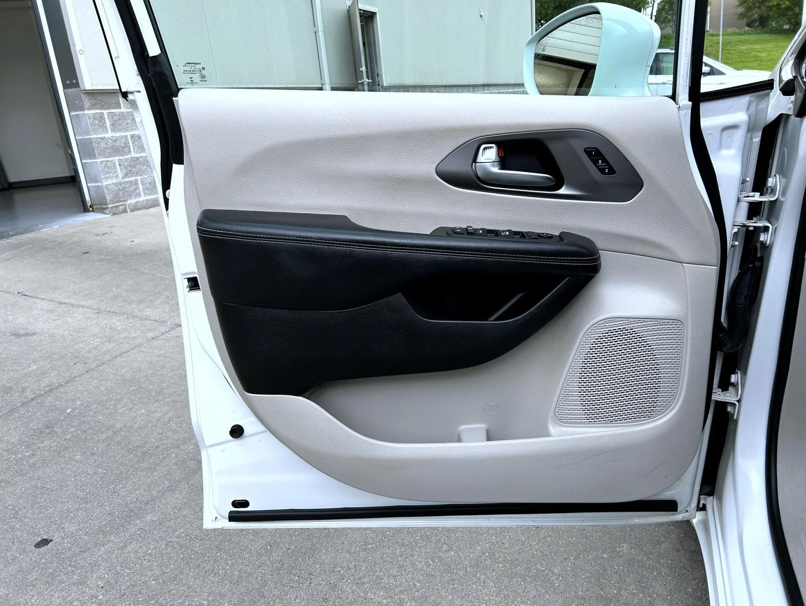 Used 2022 White Chrysler Touring L image 9