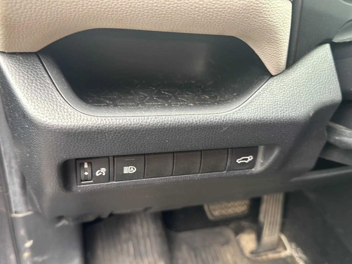 Used 2019 Magnetic Gray Metallic Toyota XLE image 17