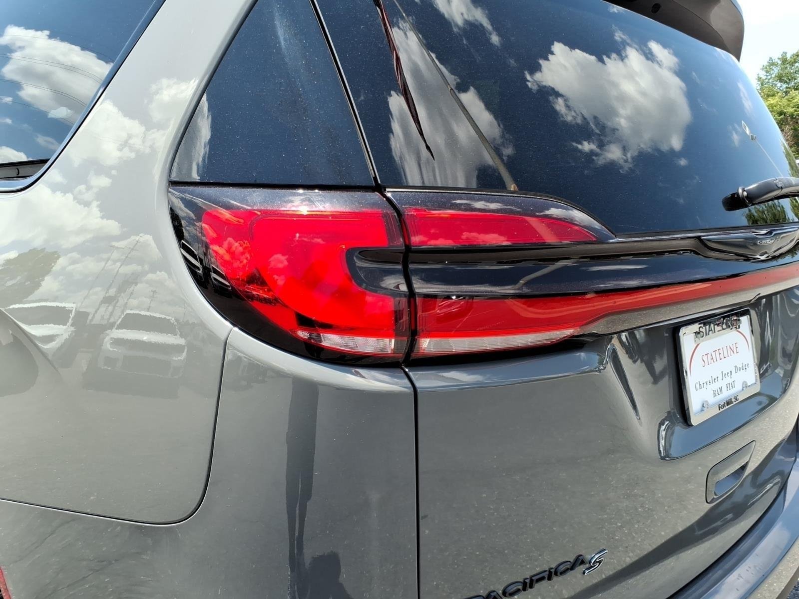 Used 2021 Ceramic Gray Clearcoat Chrysler Touring L image 16