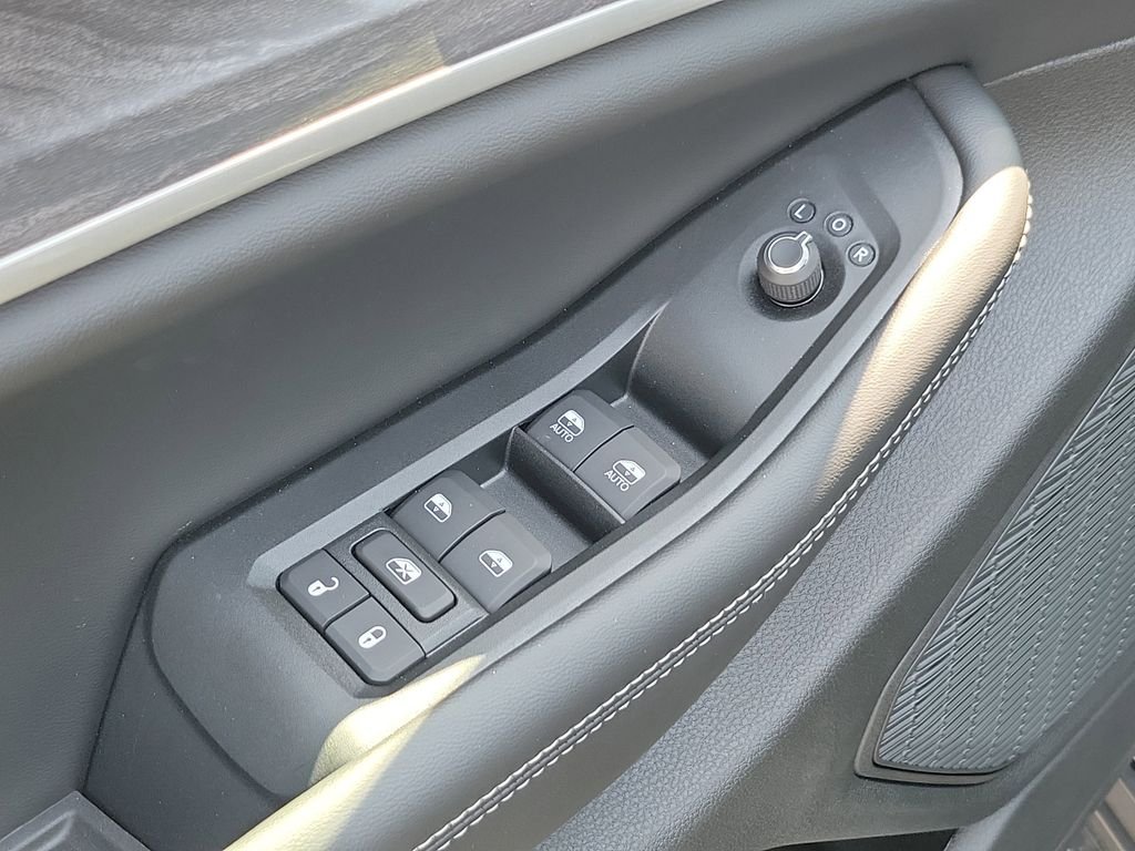 New 2026 Diamond Black Crystal Pearlcoat Jeep Altitude image 19
