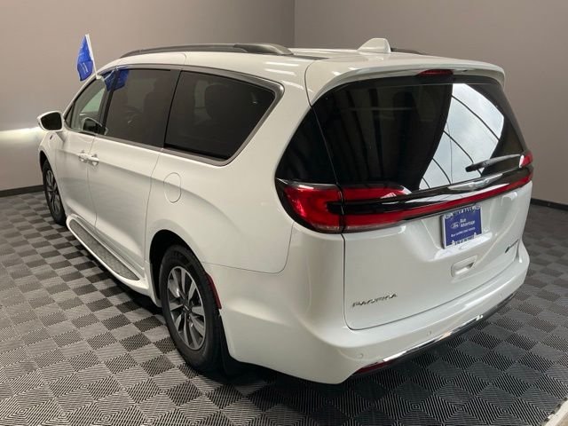 Certified Used 2021 Bright White Clearcoat Chrysler Touring image 9