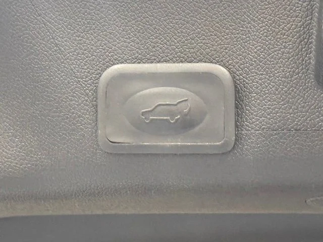 Used 2011 White GMC Denali image 34