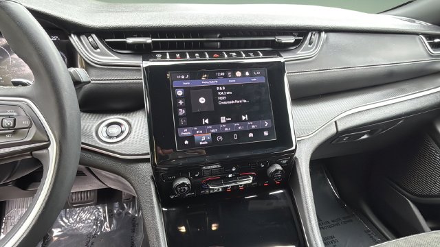 Used 2023 Gray Jeep Altitude image 25